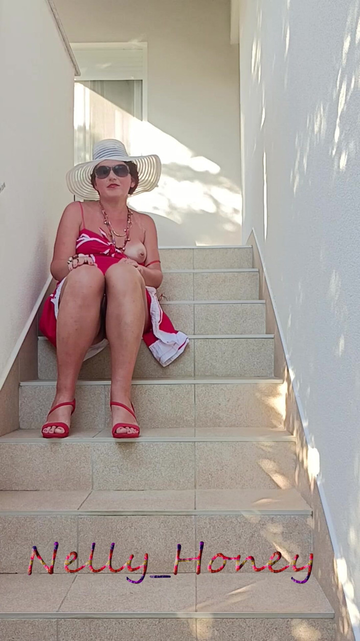 Nelly_Honey: Wir machen es auf der treppe der nachbarn