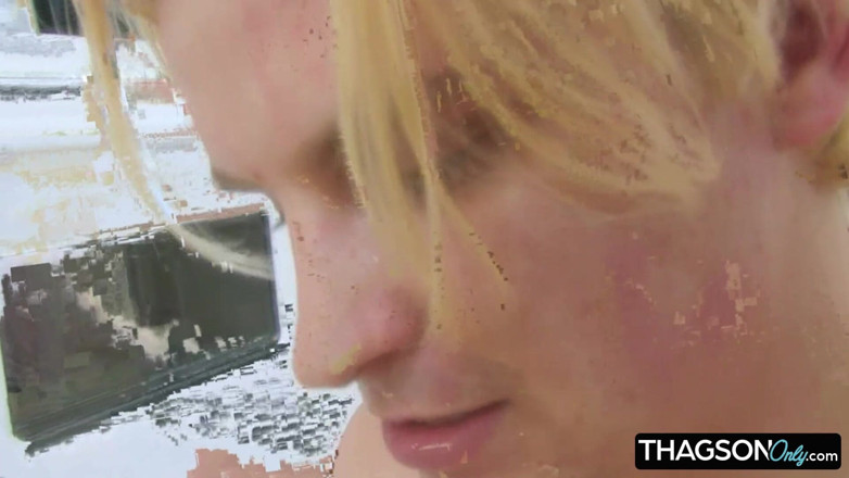 THAGSON ONLY: Caliente morena milf seduce joven semental en la cocina