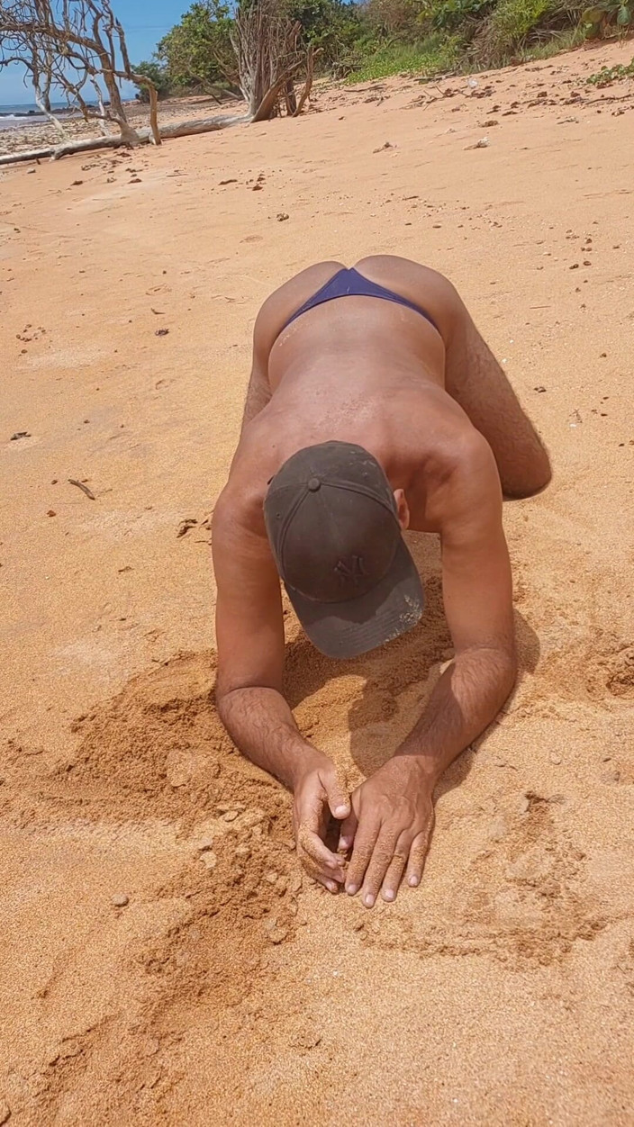 Ladysilvas: Ladysmith haciendo un striptease en la playa mostrando su culo...