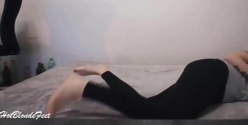 Miley Grey: Она играет со своими ногами - Miley Grey