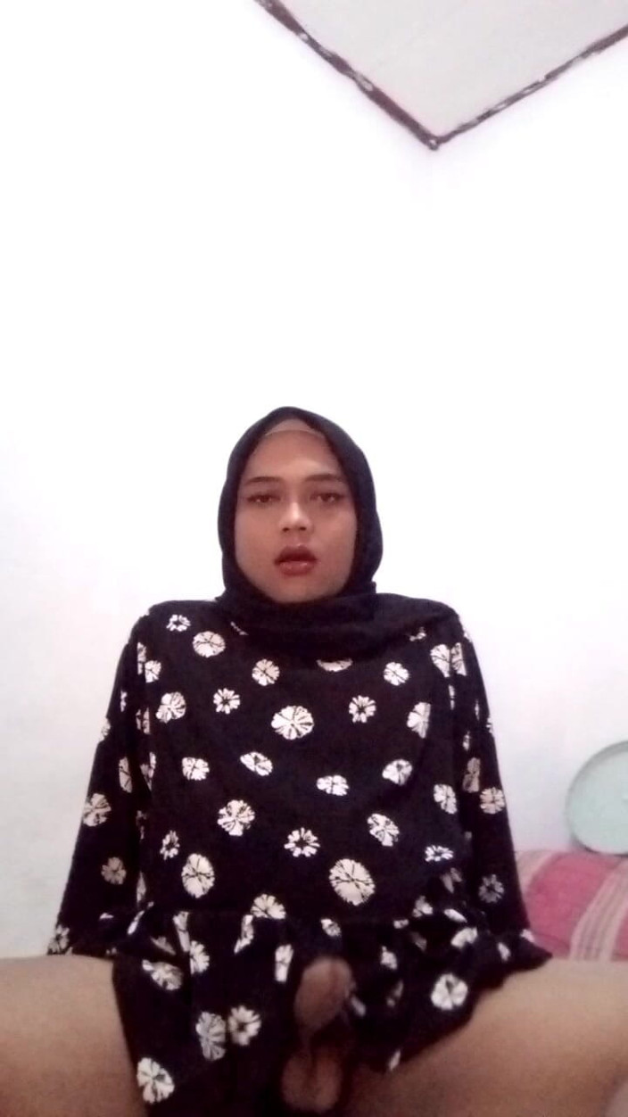 Ivvy Crossdresser: Il travestito hijab realizza la vostra fantasia.