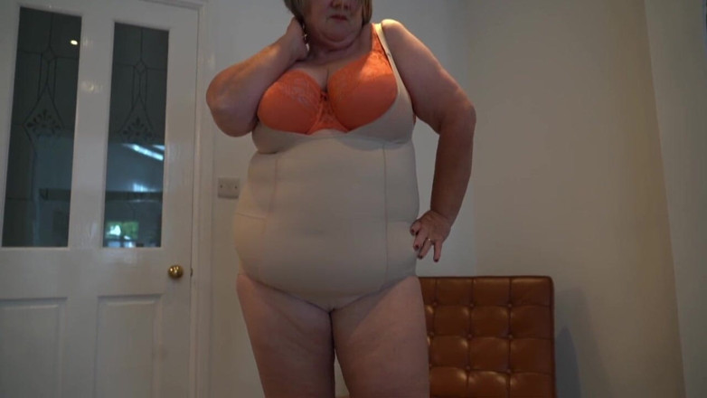 Chris44G: Chris44g - Masturbation avec soutien-gorge orange