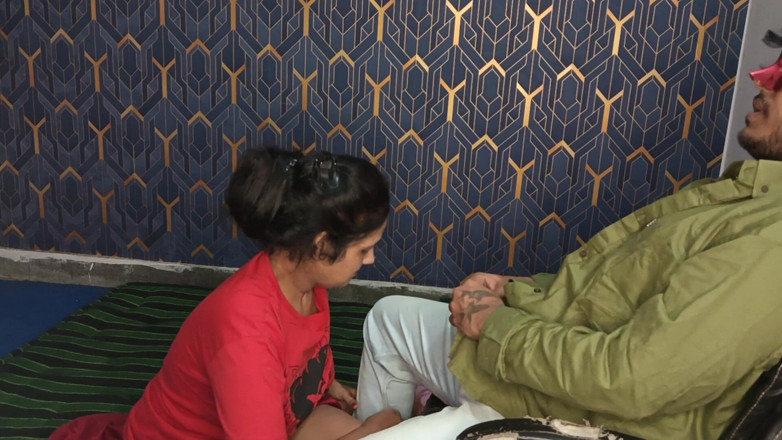 Anup chaubey: 押し付けられた貧しい女の子が仕事を求めに来て、オーナーが利用した