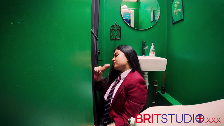 Brit Studio: Азіатська дівчина смокче член у глоріхолі
