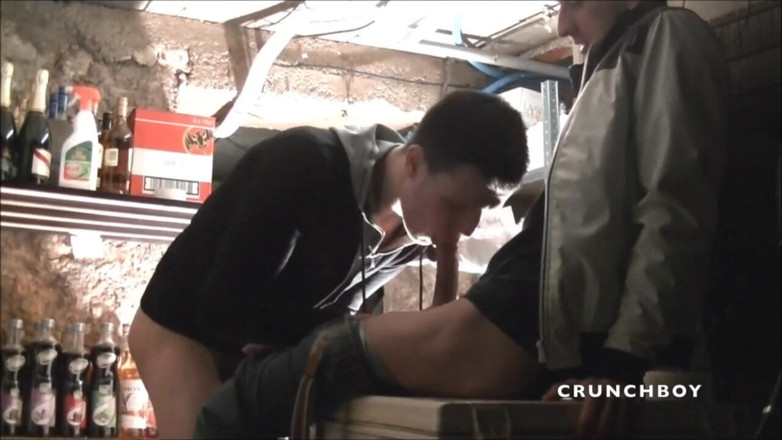 French Twinks Amator videos: Twink futută de barman în restaurant în uniformă