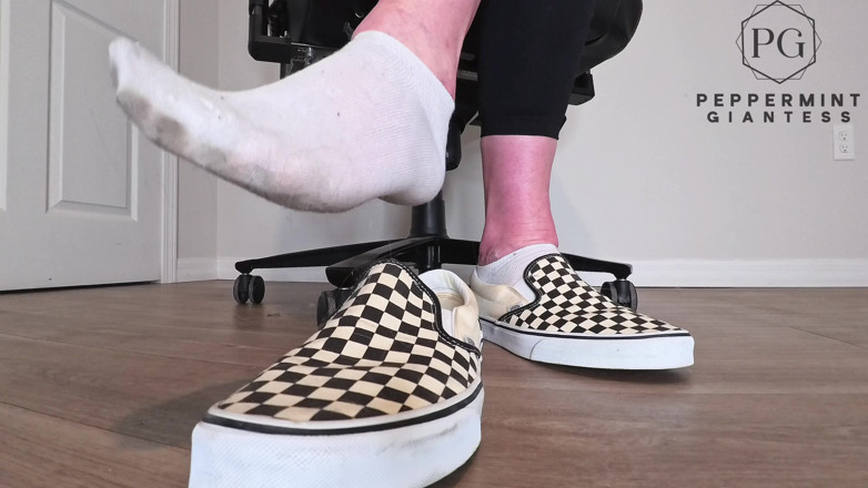 Peppermint Giantess: Kaki pejabat yang elok mengusik dalam van papan pemeriksa - Toe-Only...