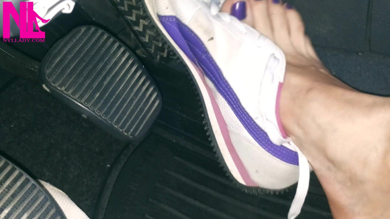Nyllady: Barfota Revving i Puma Sneakers