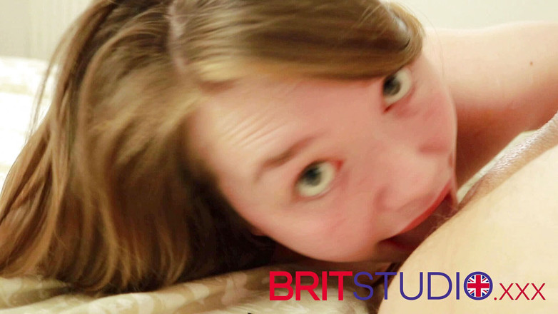 Brit Studio: British 18 tahun menjilat seorang lelaki yang lebih tua