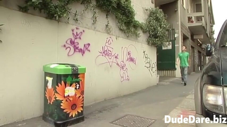 DudeDare: Des jumelles européennes dans un trio gay palpitant