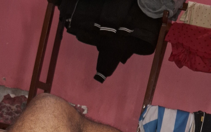 Rajveer Bhumihar: Un Băiat Tânăr Dintr-un Sat Local, Gol Pe Pat, Făcând...