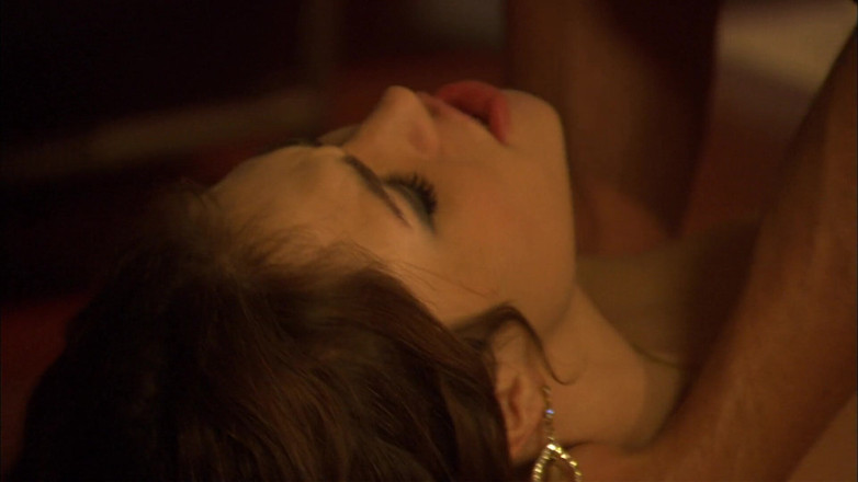Luxurious sluts: 彼はまだ彼のコックの周りで彼女の唇を感じることができます