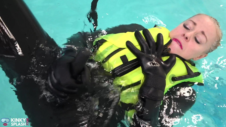 UKCuteGirl Lucy Lauren: Lujuria de neopreno: placer en el vest de snorkel inflable...