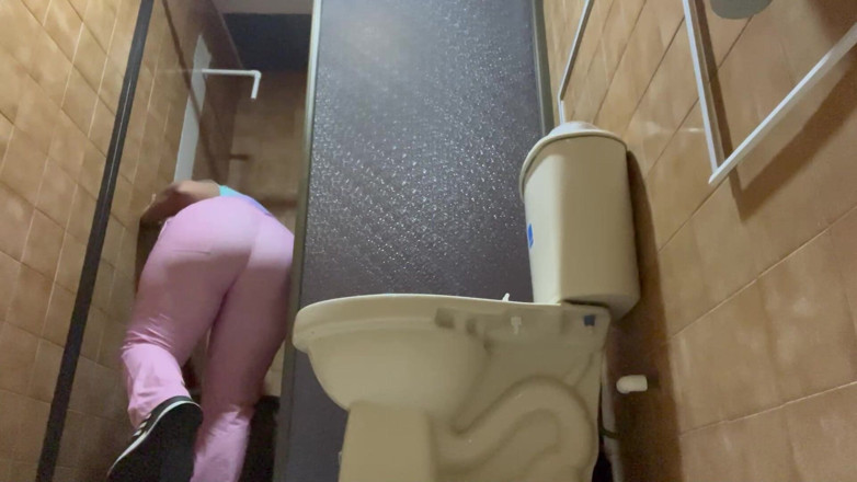 pampammedallo: Compilation de filles en train de pisser dans les toilettes