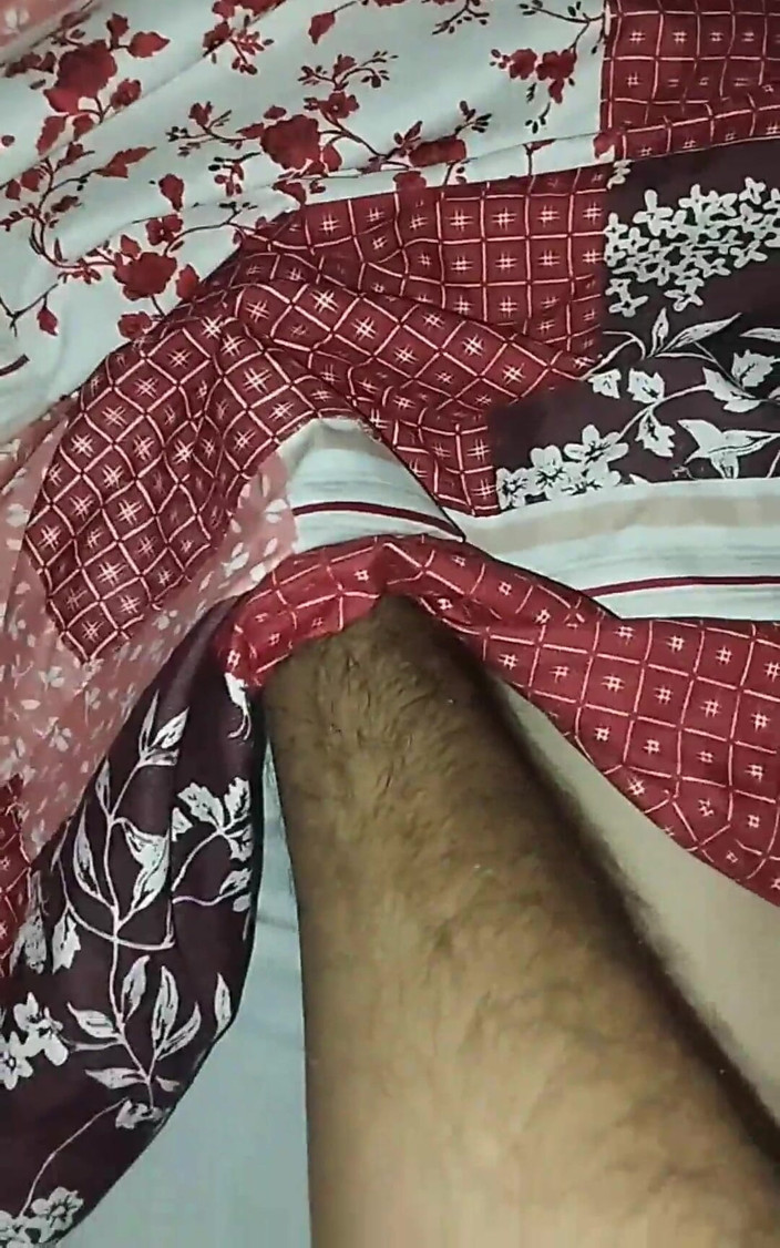 Mr_jhovin: Je taquinais mon employée pendant qu’elle se reposait et elle...