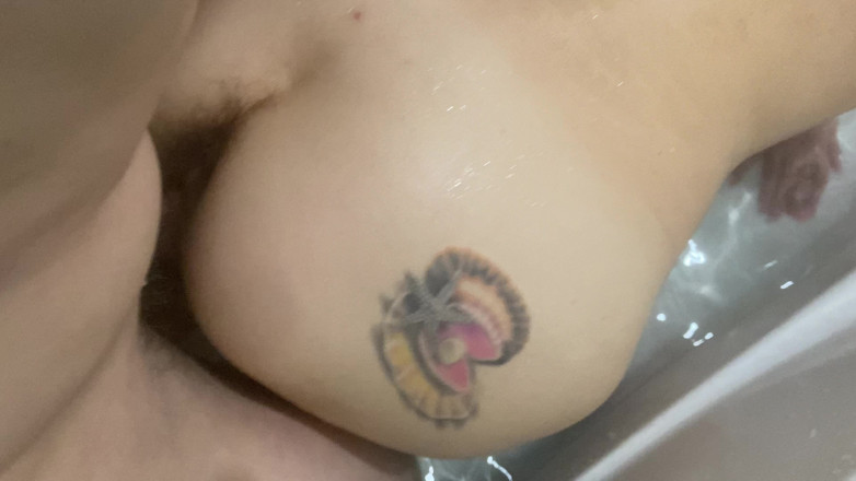 Hairy couple: Je viens voir ma demi-sœur dans la salle de bain...
