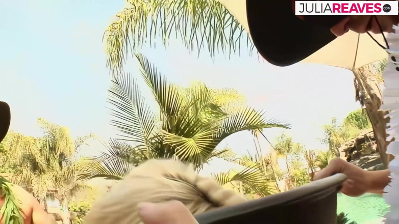 Julia Reaves: Blondine krijgt een dubbele penetratie na het zuigen van twee...
