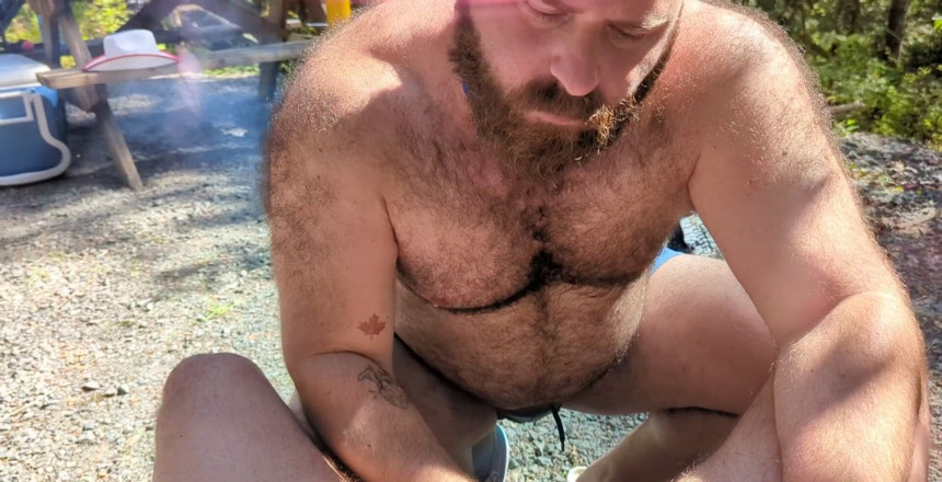 Huzzbearz: Campeggio gay