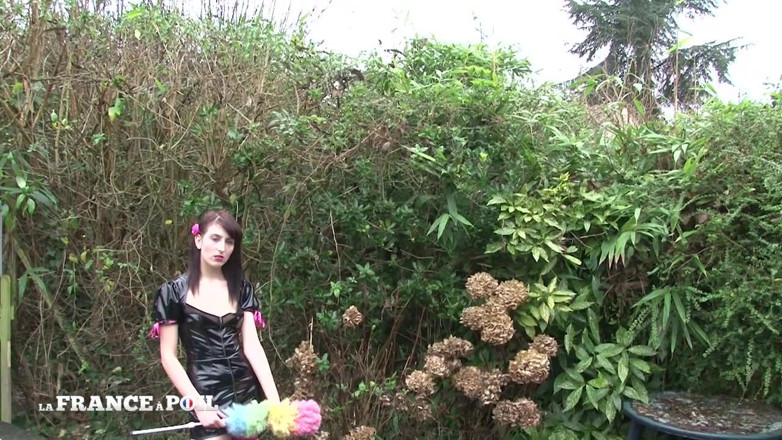 Papy Viewer: Sexy latexová brunetka služka šuká svého majitele a dostane anální creampie