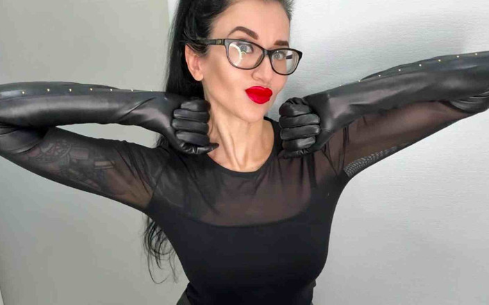 Julia domaina: Guanti di pelle neri lunghi e seghe con sputo