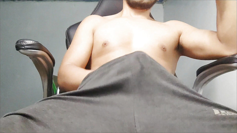 Hornyboy2058: Prosty mężczyzna patrzy na pyszny tyłek wyimaginowany, a następnie masturbuje...