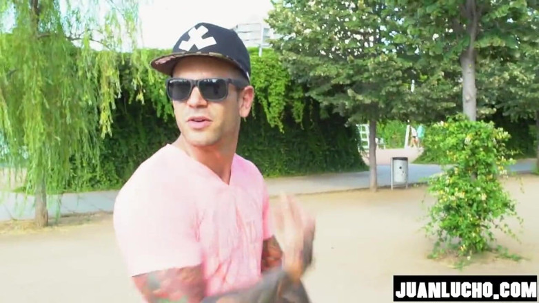 Juan Lucho Gay: Masturbándose en un parque con voyeurs