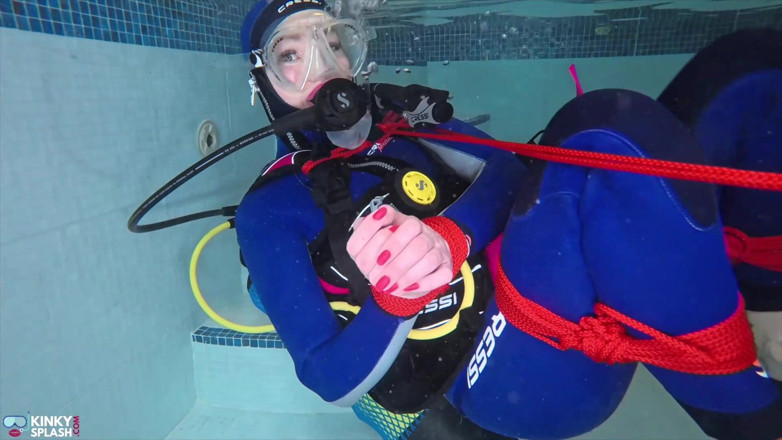 UKCuteGirl Lucy Lauren: Bondage sous l’eau dans une attache sous-marine étroite et traînée dans...