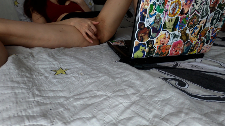 LeilaBeat: Une MILF amateur regarde du porno et masturbe sa douce...