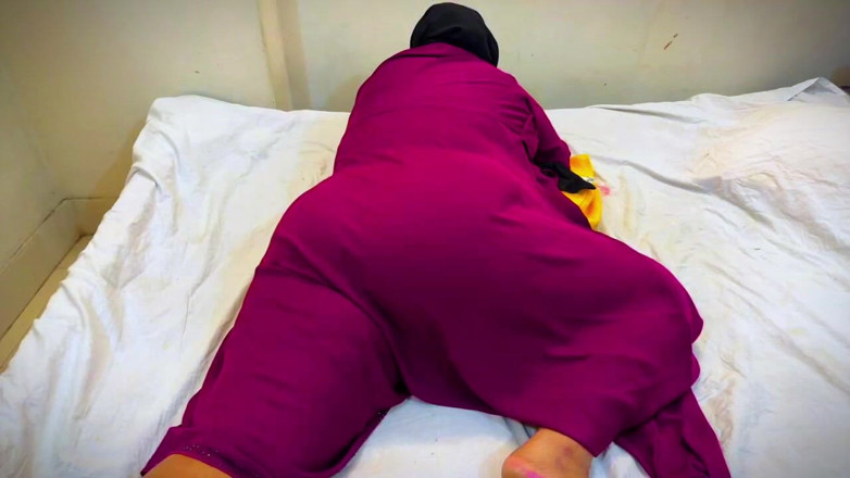 Your Boy's Cum: Mucama caliente libanesa descansa mi cama y veo su gran...