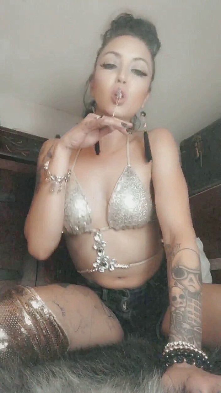 Hellizabeth Queen: Fumando e provocando