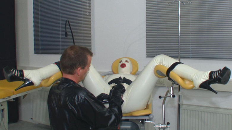 Rubber & Clinic Studio - 1ATOYS: Rubberslut sur le gynchair, partie 1