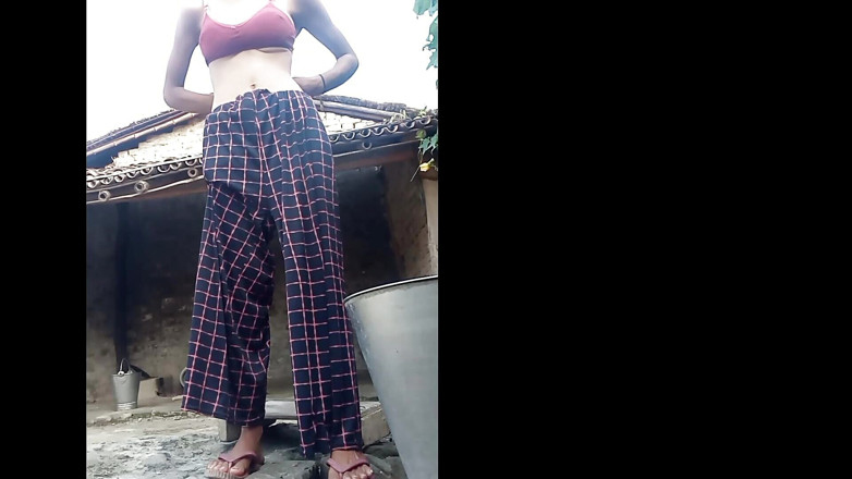 Soni sax: Une MILF indienne aux gros seins naturels