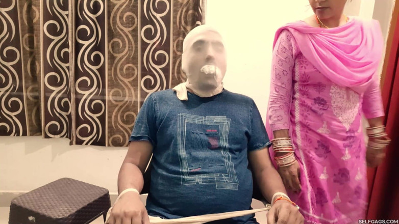 Selfgags femdom bondage: pentihoj bandhakar gala ghontne vaale pati ka apmaan!