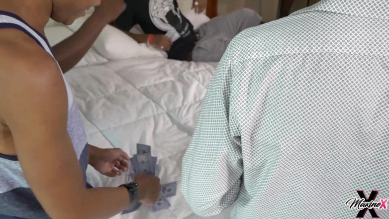 Maxine X: Maxine X, MILF asiatique, dans une orgie à 6 grosses bites noires à...