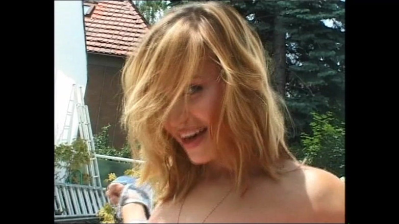 Muschi movie official: Une pute blonde excitée aime sucer une bite monstrueuse avant...