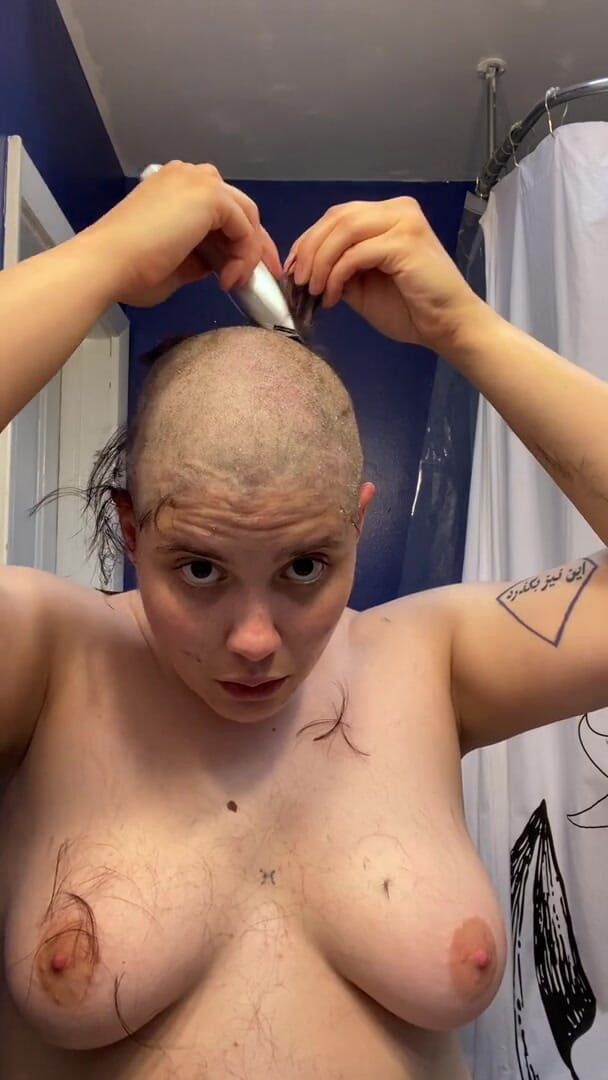 Adama Daat: Pute sans poilue : elle devient complètement chauve et sans sourcils...