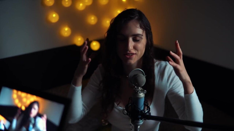 Piper Blush: Asmr avec caresse d’oreiller,, griffure