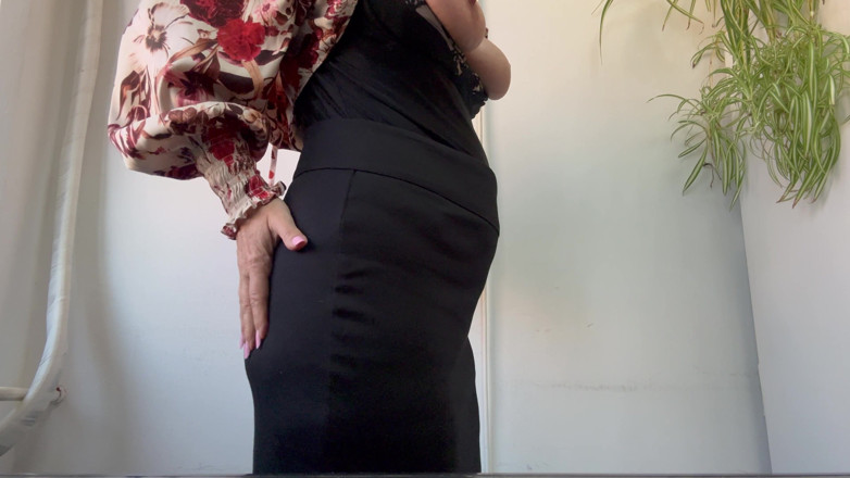 Step Mommy: Une belle-mère canon et sexy enlève ses gros seins, montre...