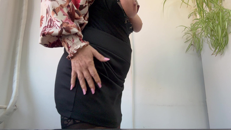 Step Mommy: Quente madrasta sexy tira seus peitões, mostra sua bunda saliente...