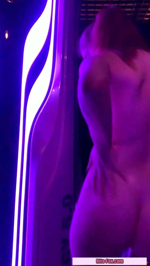 SugarNadya: Strip-tease et masturbation dans le bain de soleil solarium, venez...