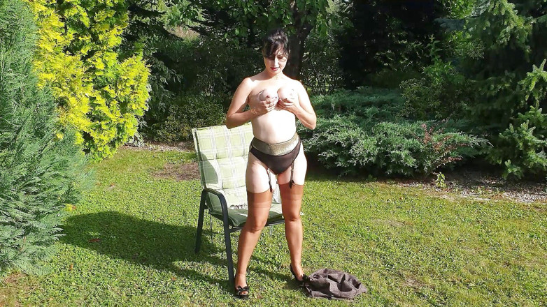 Wanilianna: Nylony i szklany dildo w słońcu