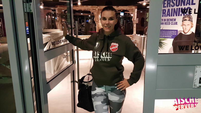 Aische Pervers: Foxy Duitse babe krijgt haar kutje geboord in een winkelcentrum