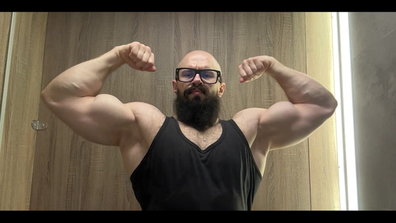 Mister Stone: Geniet van het zicht op mijn dikke vlezige biceps die...