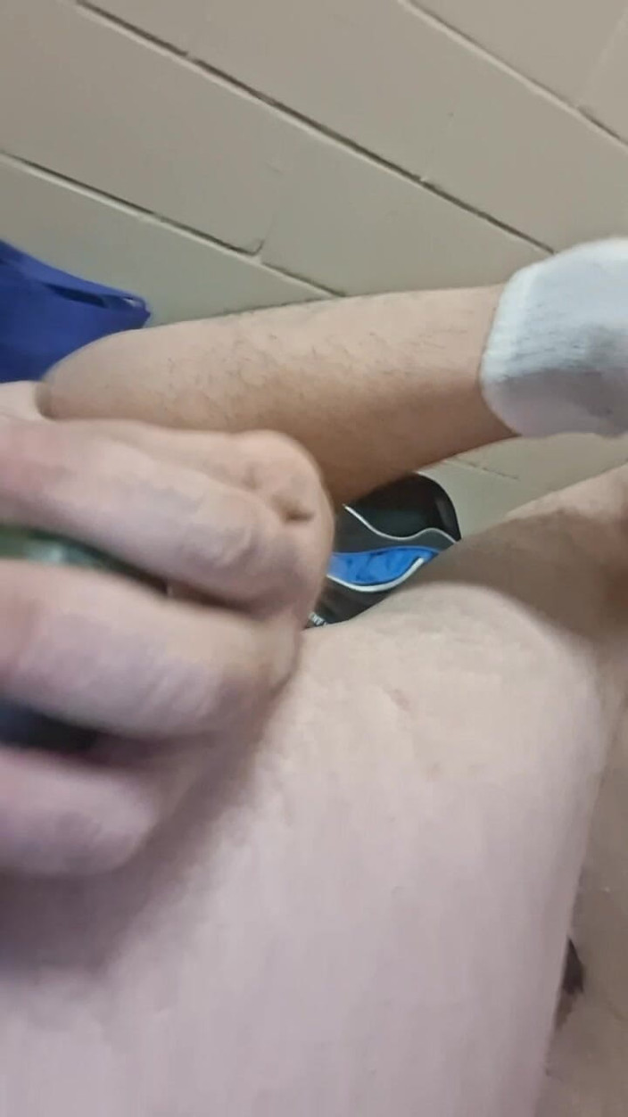 BottomBoyDougie: Mengongkek lubang saya dengan timun