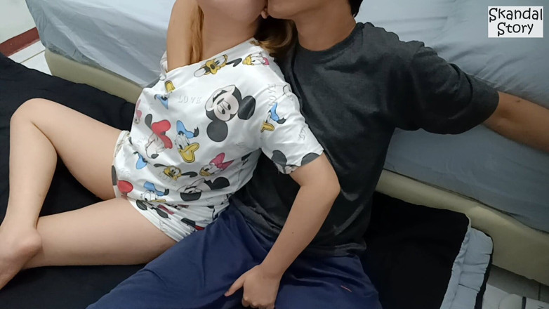 Skandal Story: Namorando uma meia-irmã sexy