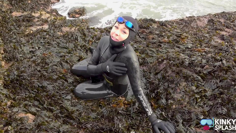 UKCuteGirl Lucy Lauren: Rubbery Beach Encounter : La chatte en néoprène de Lucy joue...