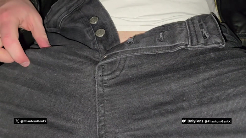 PhantomGentX: Geiler Junge in Lederjacke wichst im Auto seines Kumpels - PhantomGentX