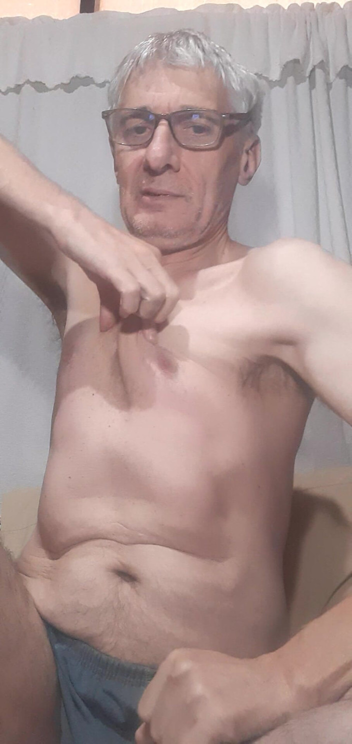 Big uncut hard cock: Suge-mă Sărută-mă linge țâțele tari cu sfârcuri, sunt un bărbat foarte...