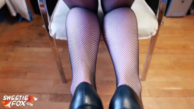 Sweetie Fox: Hezká služka hluboko v krku a tvrdé šukání - sperma na sukni
