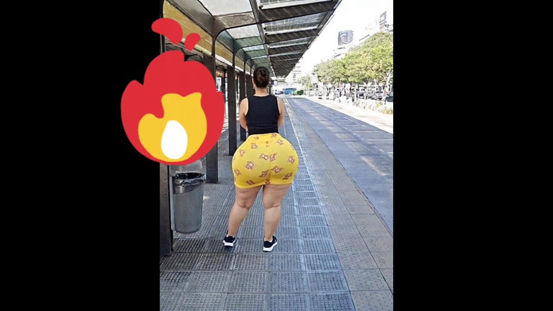 Xprohibidox1: Dikke kont wachtend op de bus in Argentinië