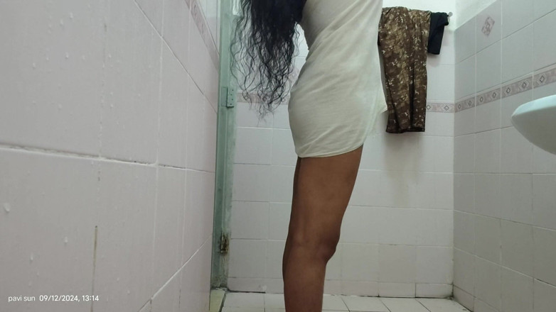 Pavi sun: Caliente india esposa tin cuarto de baño romance sucio con...